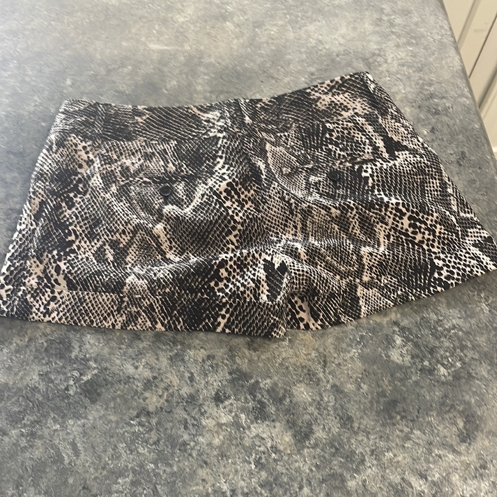 Express Snake skin print polyester shorts with pockets - size 8 - Picture 3 of 3